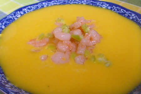 Фото к рецепту: Тыквенный суп-пюре с креветками и острым перцем.