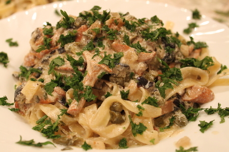 Фото к рецепту: Паста с лисичками в оливковом соусе