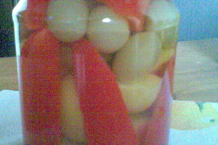 Фото к рецепту: Яблочко с перчинкой и с изюминкой