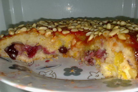 Фото к рецепту: Пирог с вишней и кедровыми орешками