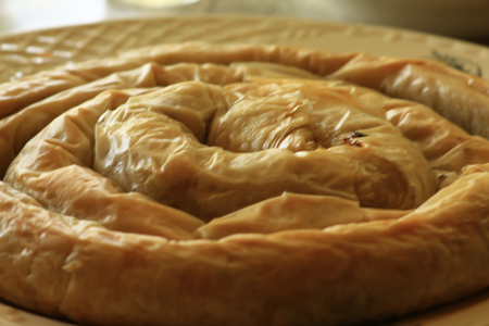 Фото к рецепту: Пирог из теста фило с пряной мясной начинкой