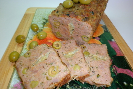 Фото к рецепту: Мясной хлебец с оливками и травами для утренней трапезы или когда угодно