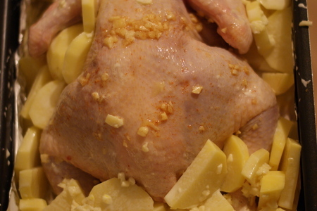 Фото к рецепту: Курица, запеченная в духовке с картофолем