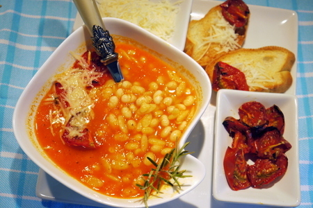 Томатный суп с фасолью, пастой и карамелизированными томатами