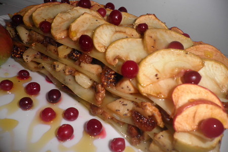 Фото к рецепту: Яблочная лазанья с изюмом и орехами.