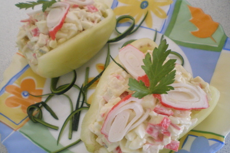 Фото к рецепту: Закусочные перчики с крабовым салатом.