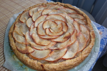 Фото к рецепту: Яблочный пирог из песочного теста