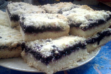 Фото к рецепту: Песочные пирожные с черникой.