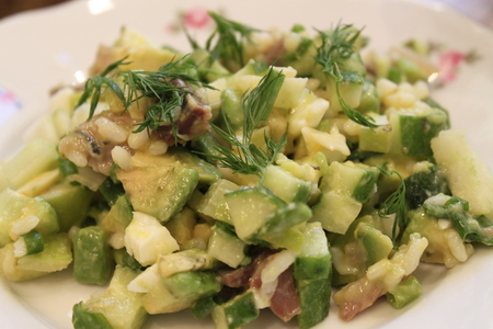 Сытный салатик с сельдью, рисом и авокадо.