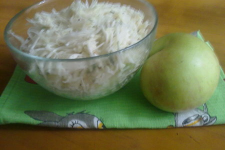 Фото к рецепту: Салат из кольраби с горчичной заправкой