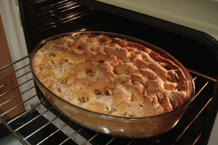 Фото к рецепту: Масляный пирог с орешками
