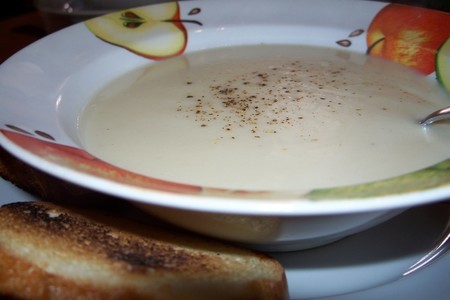 Фото к рецепту: Крем-суп из цветной капусты с голубым сыром по мотивам  " дюбарри"