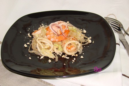 Фото к рецепту: Салат из рисовой лапши с креветками и кальмарами