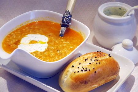 Фото к рецепту: Турецкий пряный  чечевичный суп