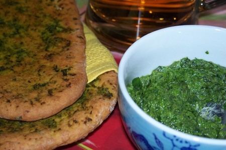 Фото к рецепту: Лепешки с пармезаном с  песто из зеленого лука