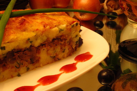 Картофельная запеканка с грибами, фаршем, помидорами и сыром