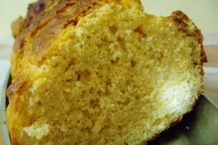 Фото к рецепту: Пикантный кукурузный кекс-хлебец