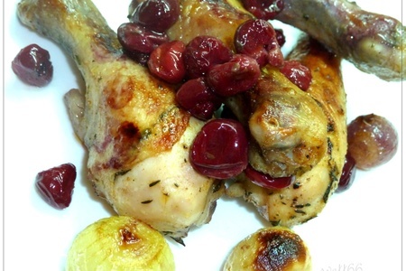 Фото к рецепту: Куриные голени запеченные с вишней