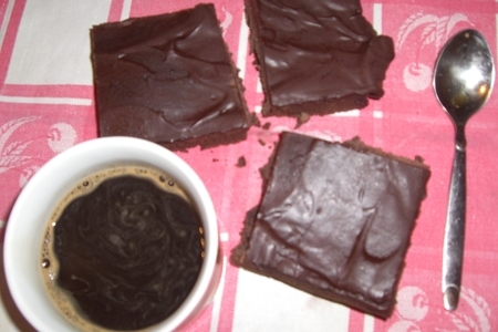 Фото к рецепту: Шоколадно-сметанное пирожное