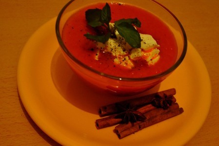 Фото к рецепту: Крем-суп из запечёных перцев с фетой и вялеными томатами