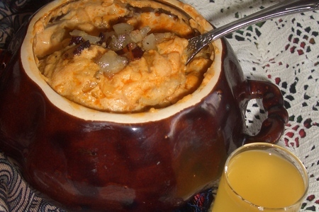 Фото к рецепту: Вареники с печенью и капустой в соусе "для любимых мужчин" (дуэль)