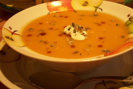 Фото к рецепту: Суп-пюре из тыквы с чечевицей и чесноком