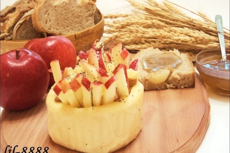 Мягкий сыр, фаршированный яблоками, медом и орехами, с яблочным хлебом.