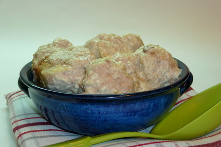 Фото к рецепту: Тефтели мясные с грибами в ореховом соусе ( два в одном )