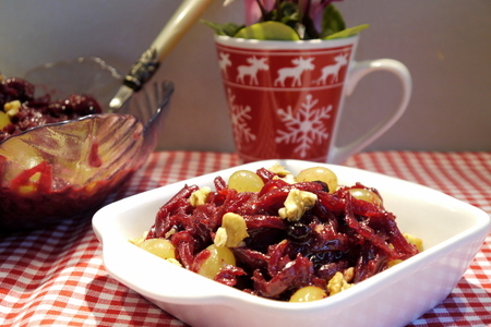 Фото к рецепту: Свекольный салат с виноградом и черносмородиновой заправкой