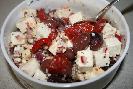 Фото к рецепту: Греческая закуска с печеным перцем, фетой и маслинами "каламата"