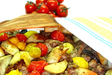 Фото к рецепту: Телятина в сырной панировке, запеченная с баклажанами, картофелем и помидорами.