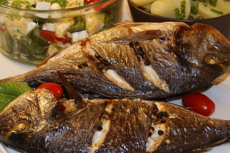 Фото к рецепту: Рыба под грилем + два салата - готовим по-гречески