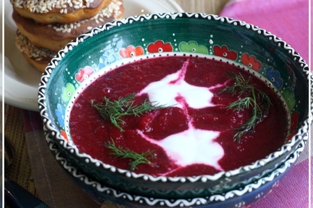 Фото к рецепту: Свекольный крем-суп с кукурузными булочками и лепёшками