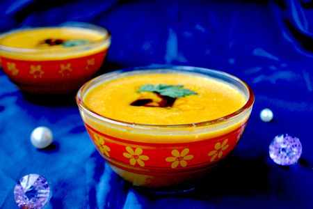 Фото к рецепту: Крем-суп из тыквы с карри и бальзамическим кремом