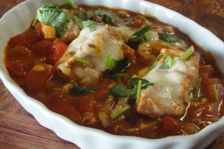 Фото к рецепту: Тунец запечённый с помидорами и сыром