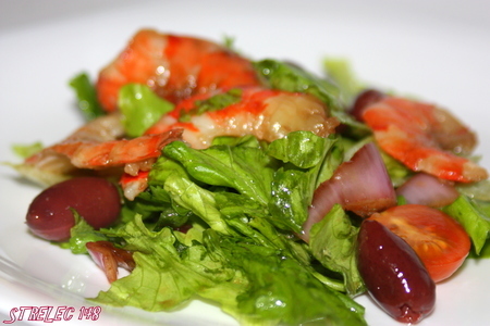 Фото к рецепту: Салат с юга италии...с креветками и маринованным луком.
