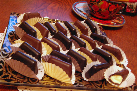 Фото к рецепту: Конфеты шоколадные несладкие "наша жизнь" и полусладкие "скажи, чииииз", а также бонусная шоколадка