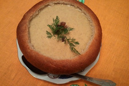 Фото к рецепту: Грибной суп-пюре в хлебной тарелке