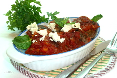 Фото к рецепту: Турецкие тефтели в томатном соусе, начиненные сыром фета