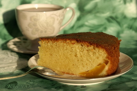 Фото к рецепту: Миндальный пирог с персиками