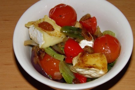 Фото к рецепту: Салат с  сыром бри.