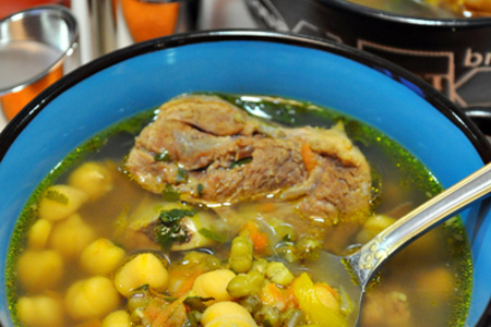 Фото к рецепту: Суп из баранины с нутом и машем.