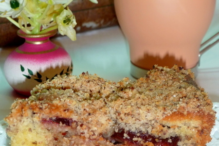 Фото к рецепту: Сливовый пирог с ореховой посыпкой