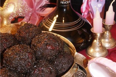 Фото к рецепту: Трюфельные пирожные с ганашем и вишней.(готовимся к новому году и рождеству)