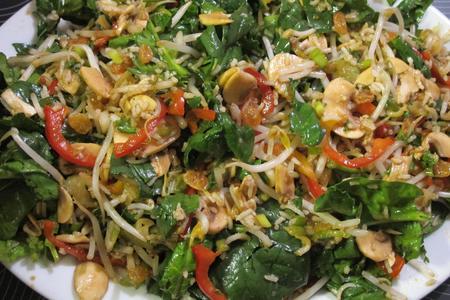 Китайский  салат из  шпината, риса, изюма и шампиньонов