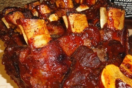 Фото к рецепту: Мясо в духовке и соус с виски