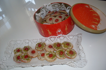Фото к рецепту: Рождественское печенье с орешками и марципаном.