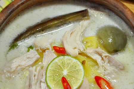 Фото к рецепту: Куриный кокосовый суп с лапшой, в тайском стиле