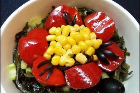 Фото к рецепту: Салат из морской капусты "красный цветок!"