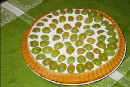 Фото к рецепту: Пирог с виноградом и творожным желе